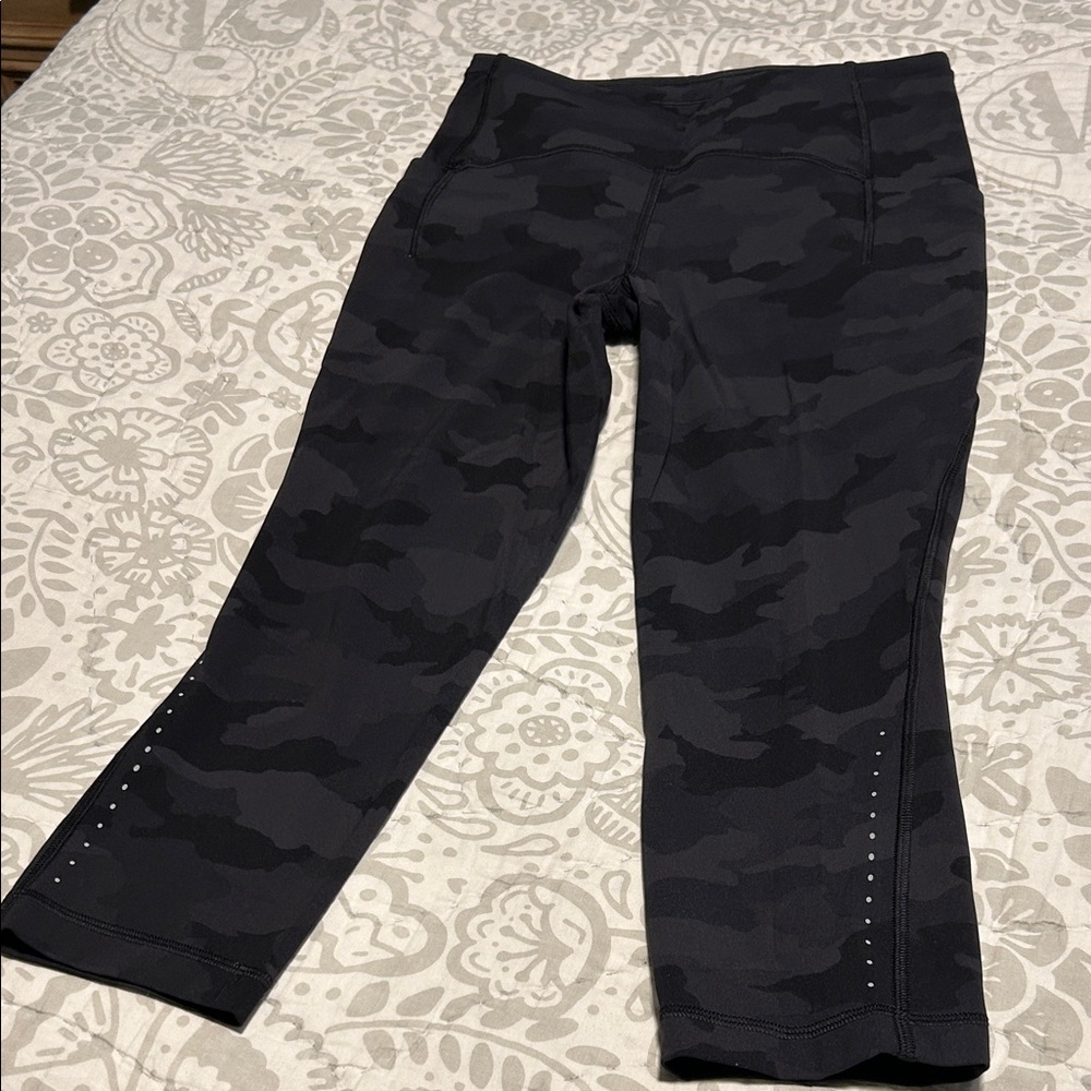 🎄Closet Closing Sale🎄 Lululemon Black Camo Crop Leggings Pockets 6
